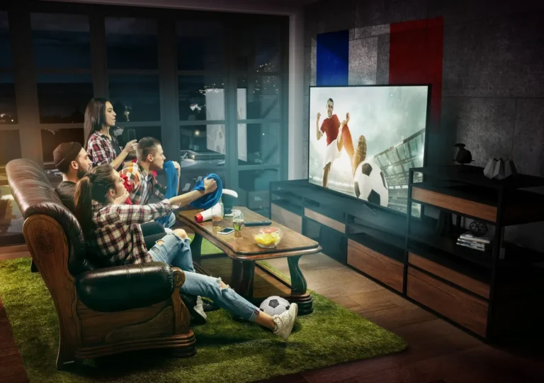 Amis français profitant de l'abonnement IPTV Smarters Player Lite 2025 sur Android et Smart TV, avec un large choix de chaînes et VOD en 4K