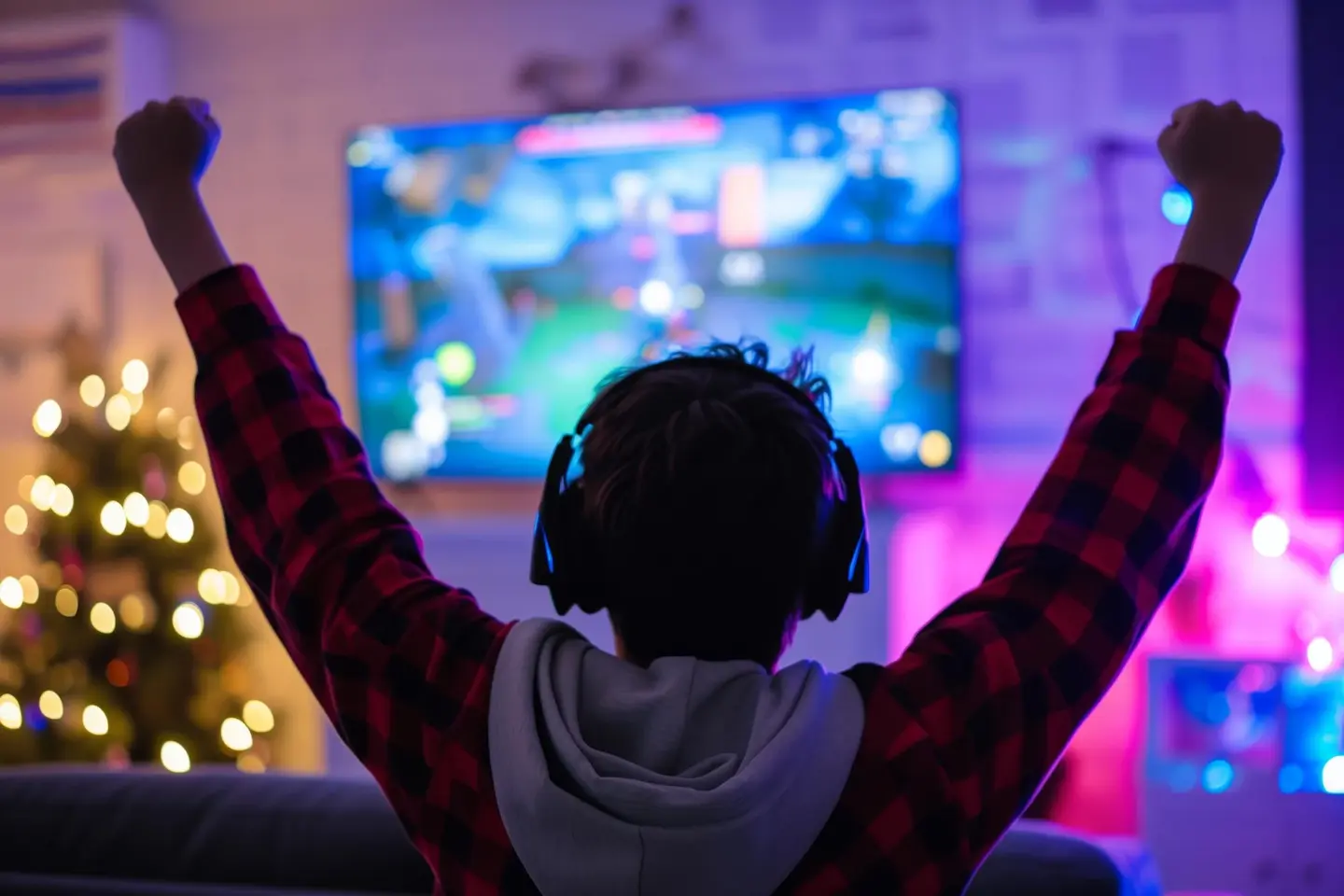 Garçon souriant regardant la TV avec un casque, profitant d’un test IPTV gratuit sur Smarters Player Lite
